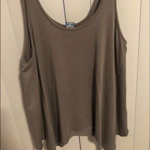 Uneven bottom tank top